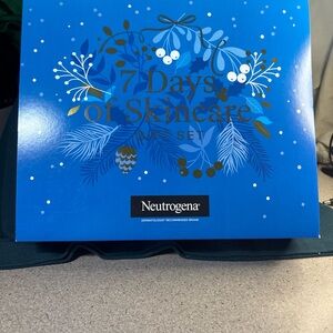 Neutrogena Skincare Gift Set in Blue Box